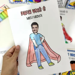 Cartaz infantil com menino vestido de herói para o Dia dos Pais.