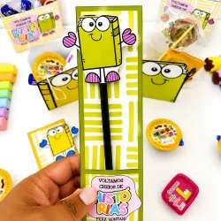 Lembrancinha de volta às aulas com personagem de caderno sorridente.
