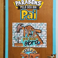 Cartaz com mensagem de parabéns para o Dia dos Pais.