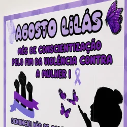 Painel de conscientização Agosto Lilás com borboletas e símbolo de luta contra a violência.