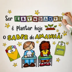 Painel decorativo com mensagem motivacional para estudantes e desenhos coloridos.