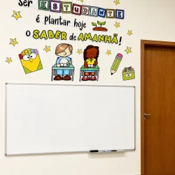 Painel decorativo com mensagem motivacional para estudantes na escola.