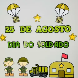 Decoração de escola para o Dia do Soldado com soldados, caminhão e balões.
