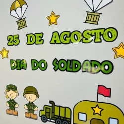 Decoração do Dia do Soldado com desenhos de soldados e símbolos militares.