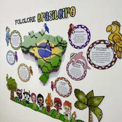 Painel de folclore brasileiro com personagens e elementos culturais.