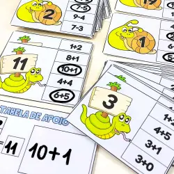 Jogos educativos de matemática com cobras e números para crianças.
