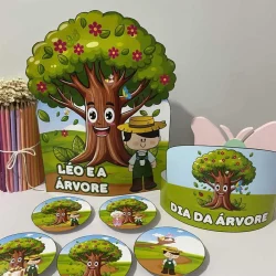 Luva educativa com personagem Léo e árvore colorida para crianças.