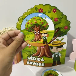 Luva com personagem Léo e árvore, atividade educativa para crianças.
