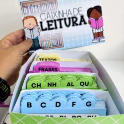 Caixinha de leitura com cartões de palavras e frases educativas.