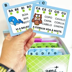 Cartas educativas para leitura e fonemas em caixa verde.