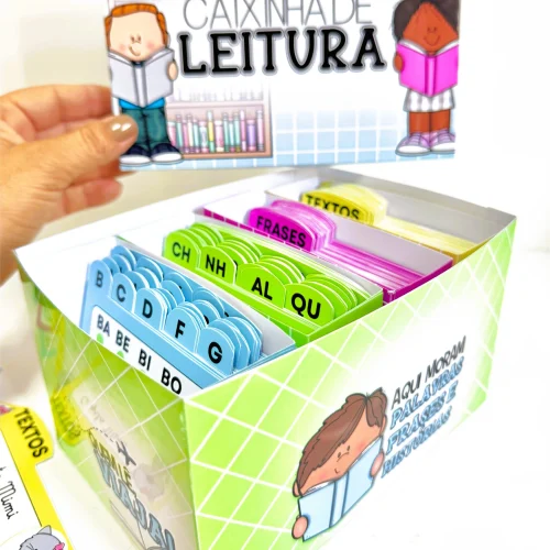 Caixinha de leitura com cartões de palavras e frases educativas.