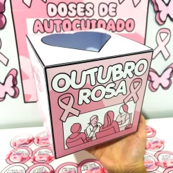 Caixa de conscientização Outubro Rosa com informações sobre autoexame.