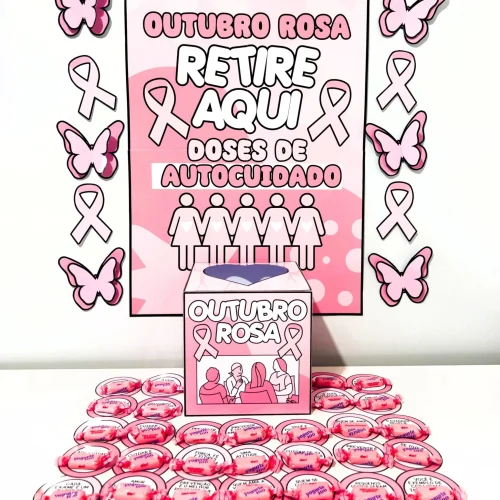 Ação de conscientização Outubro Rosa com laços e mensagens de autocuidado.