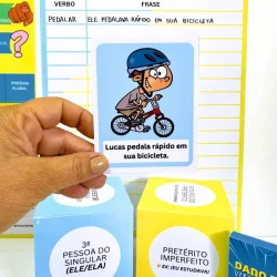 Imagem de dado com verbos Pedalar e Estudar para ensino de português.
