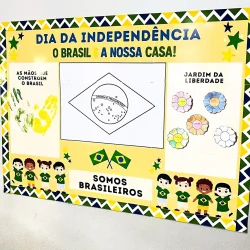 Painel comemorativo do Dia da Independência do Brasil com desenhos e frases.