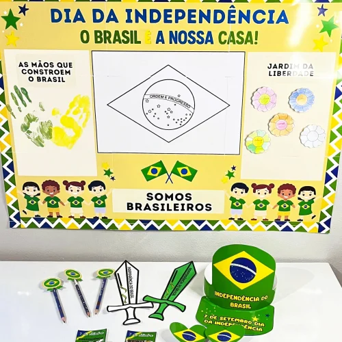 Painel do Dia da Independência com símbolos do Brasil e atividades educativas.