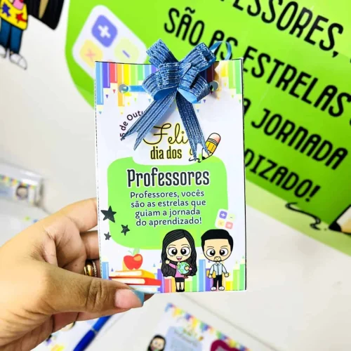 Cartão comemorativo do Dia dos Professores com desenhos de professores e alunos.