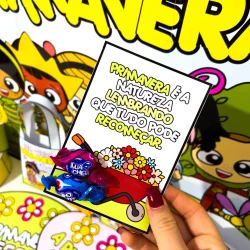 Painel decorativo com tema de primavera e lembrancinhas coloridas.