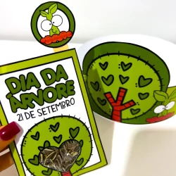 Lembrancinha de papel com tema Dia da Árvore e árvore sorridente.