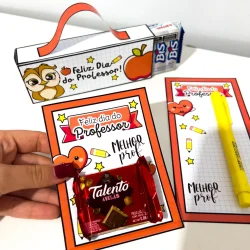 Lembrancinha Dia do Professor com chocolates e cartão personalizado.
