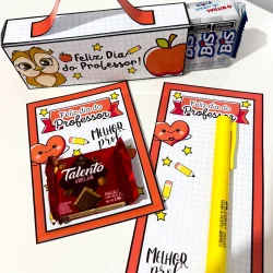 Lembrancinha personalizada para o Dia do Professor com chocolates e mensagem.