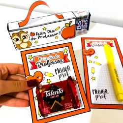 Lembrancinha de Dia do Professor com chocolates e cartão personalizado.