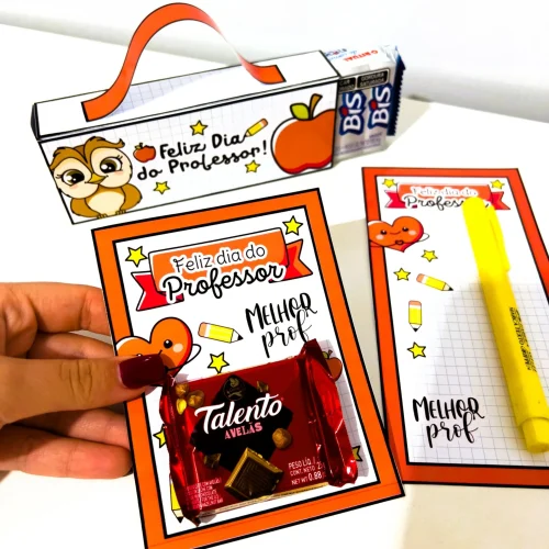 Lembrancinha de Dia do Professor com chocolates e cartão personalizado.