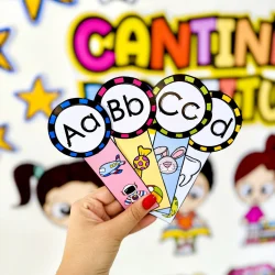Cartões de leitura com letras do alfabeto em sala de aula.