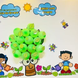 Decoração de painel com árvore feita de balões verdes e desenhos de crianças e natureza.