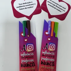 Marcadores coloridos com mensagem de incentivo para professores.