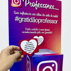 Painel interativo com tema de professores e hashtag de gratidão.