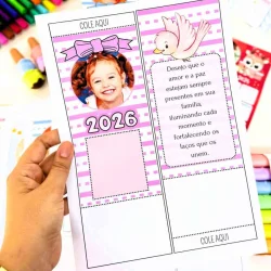 Calendário de mesa personalizado com foto de criança e tema festivo.