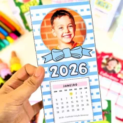 Calendário de mesa personalizado com foto de criança sorridente.