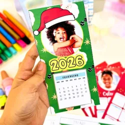 Calendário de mesa personalizado com tema natalino e foto de criança sorridente.