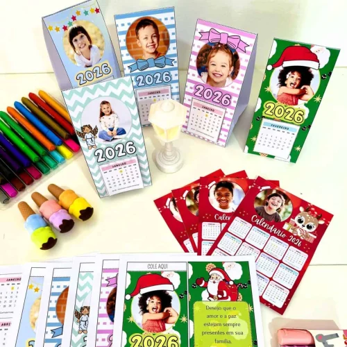Calendários de mesa personalizados com tema natalino e escolar 2026.