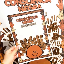 Cartaz com mãos coloridas e rosto sorridente para conscientização negra.