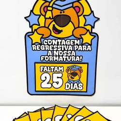 Cartaz de urso com chapéu de formatura e contagem regressiva.