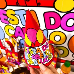 Chapéu colorido com tema Festa do Cabelo Maluco para celebração divertida.