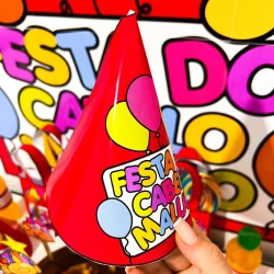 Chapéu de festa colorido com tema Festa do Cabelo Maluco.