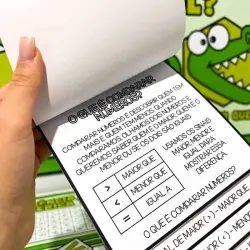 Atividade de comparação de números para crianças com personagem de crocodilo.