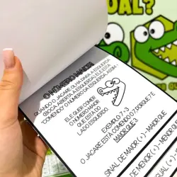 Atividades de comparação de números com desenhos de crocodilos.