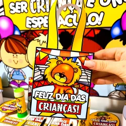 Lembrancinha de Dia das Crianças com tema de leão e decoração colorida.