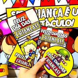 Lembrancinhas e painel de festa infantil com tema Dia das Crianças.