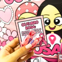 Lembrancinhas do Outubro Rosa com tema de coração e laço rosa.