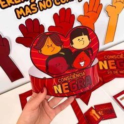 Lembrancinha com tema do Dia da Consciência Negra e mãos coloridas.