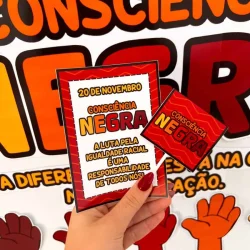 Material educativo sobre o Dia da Consciência Negra com painel e lembrancinhas.