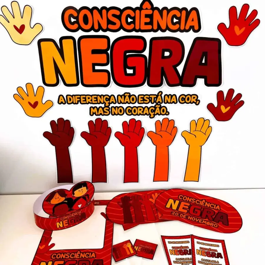 Painel de conscientização com mãos coloridas e mensagem sobre coração.