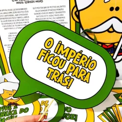 Material pedagógico com personagens e textos sobre a República.