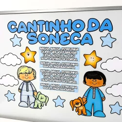 Painel decorativo com crianças e estrelas no Cantinho da Soneca.