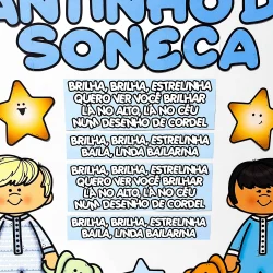 Painel decorativo com estrelas e crianças brincando.